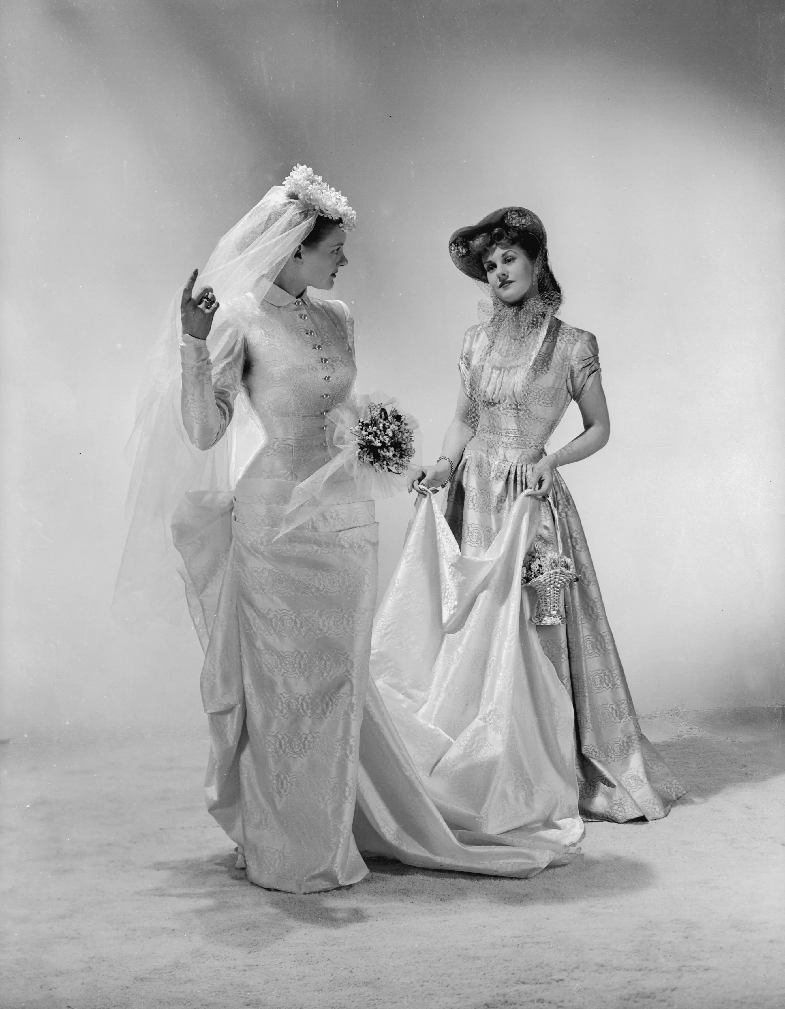 Wedding Dress Bustles: The Best Types to Shorten Your Train · 图 1
