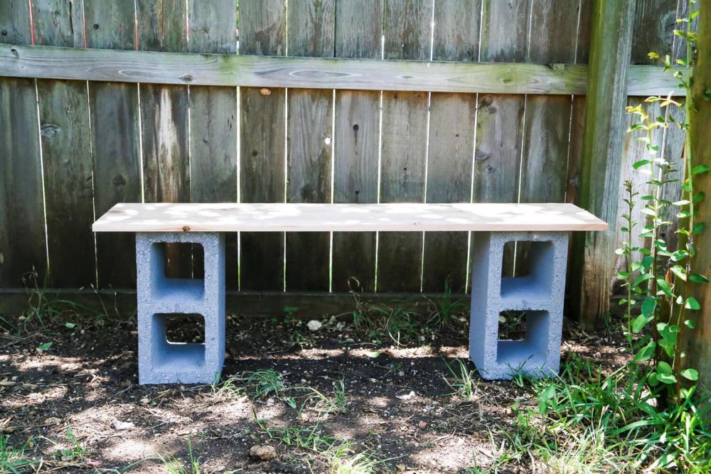 She Turned Basic Cinder Blocks Into a Backyard Plant Stand Without Building a Frame · 图 2