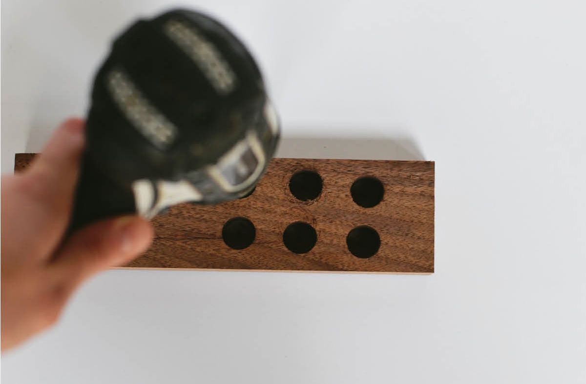 This Looks Like a Plain Piece of Wood Until You Put a Kitchen Knife Against It · 图 3