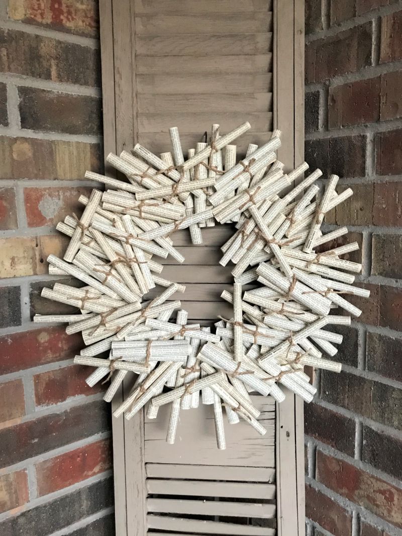 Woman Rolls Old Book Pages to Create a One-of-a-Kind Wreath · 图 7