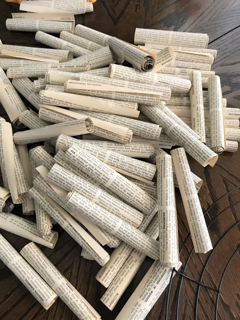 Woman Rolls Old Book Pages to Create a One-of-a-Kind Wreath · 图 5