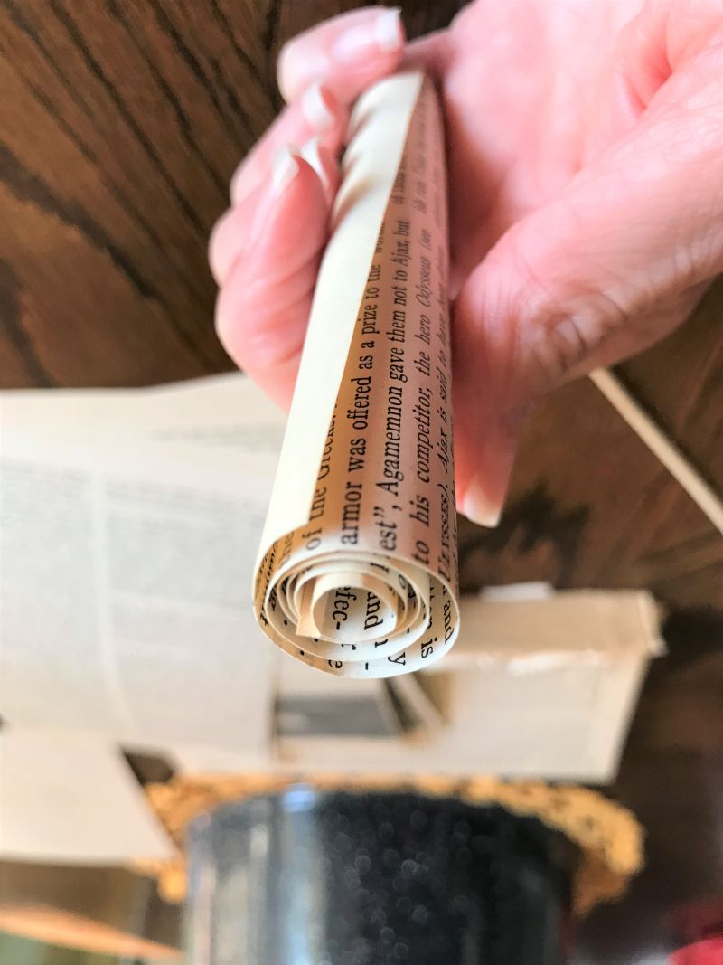 Woman Rolls Old Book Pages to Create a One-of-a-Kind Wreath · 图 4