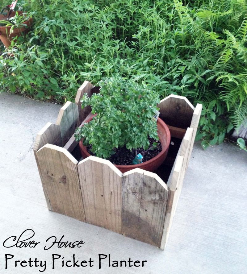 Couple Uses Leftover Fence Pickets to Hide a Flower Pot Without Repotting the Plant · 图 4
