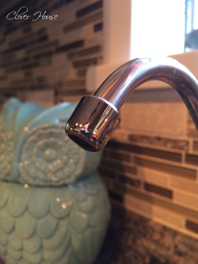 Instead of Scrubbing Hard Water Buildup, She Tied a Bag of Vinegar Around the Kitchen Faucet · 图 5