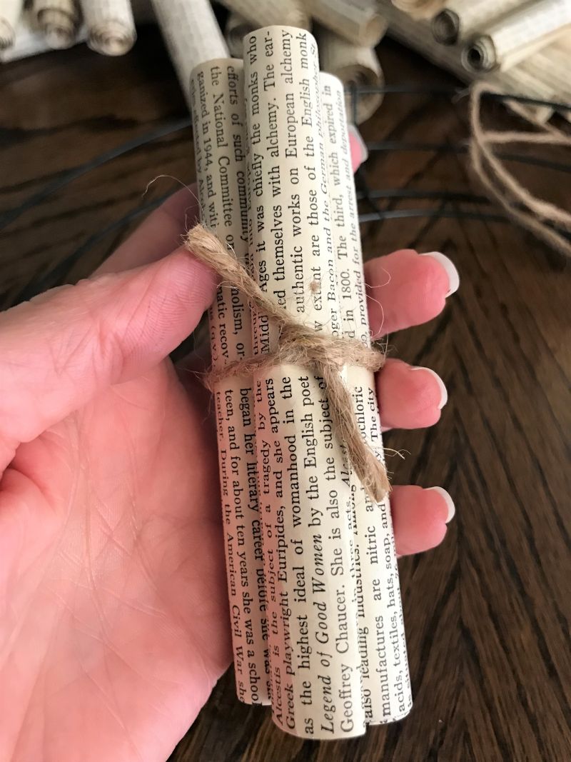 Woman Rolls Old Book Pages to Create a One-of-a-Kind Wreath · 图 6