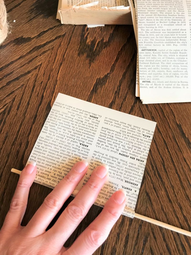 Woman Rolls Old Book Pages to Create a One-of-a-Kind Wreath · 图 3