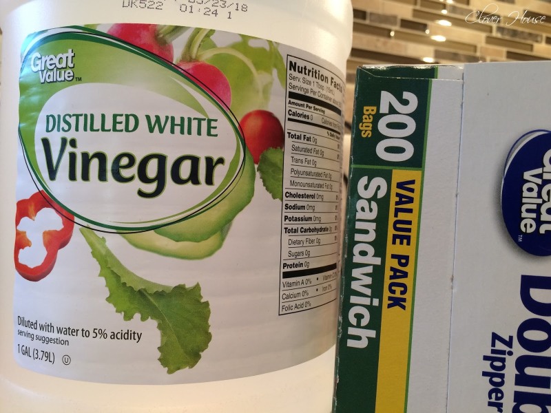 Instead of Scrubbing Hard Water Buildup, She Tied a Bag of Vinegar Around the Kitchen Faucet · 图 3