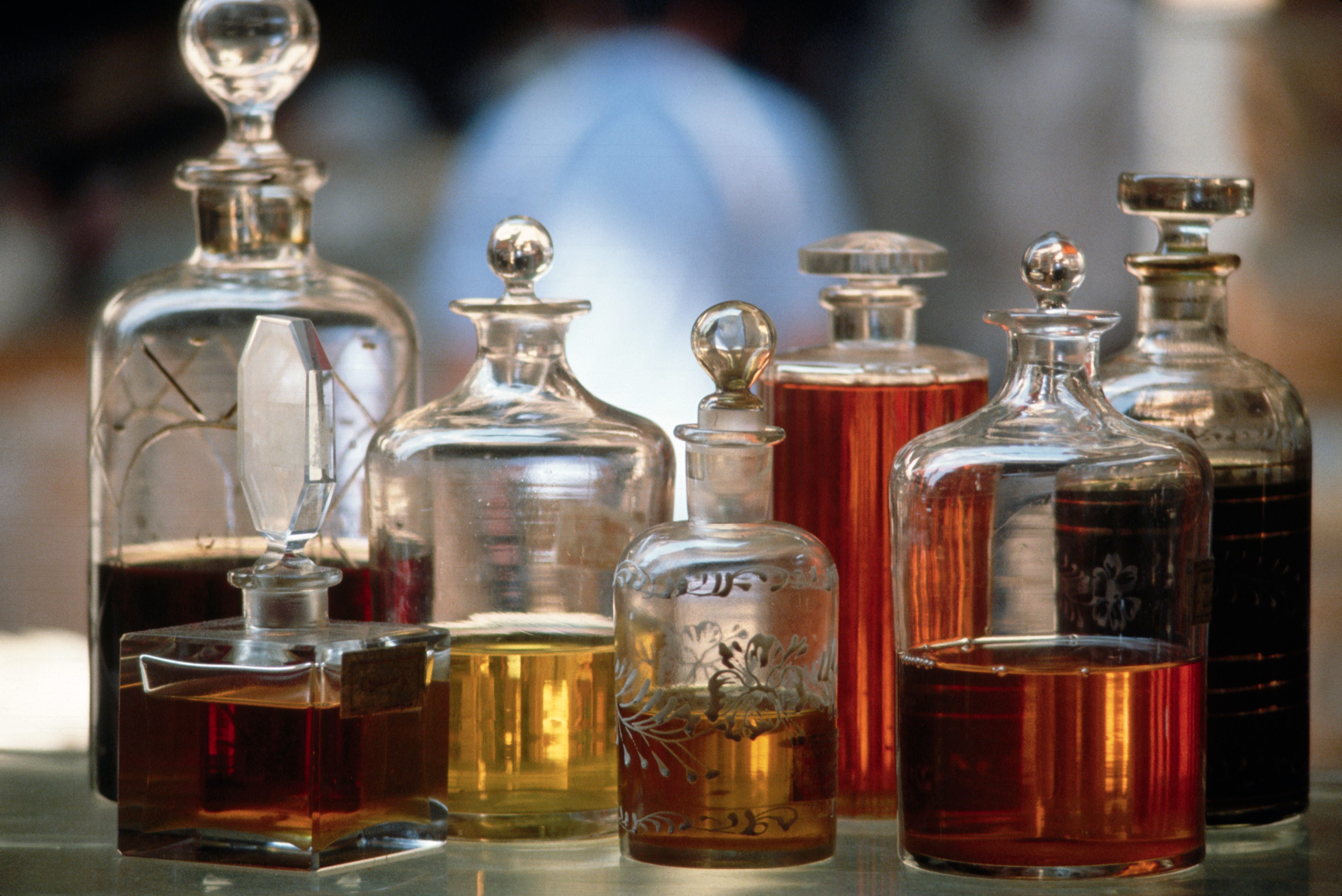 A Simple Guide to Mixing Fragrances, According to Experts