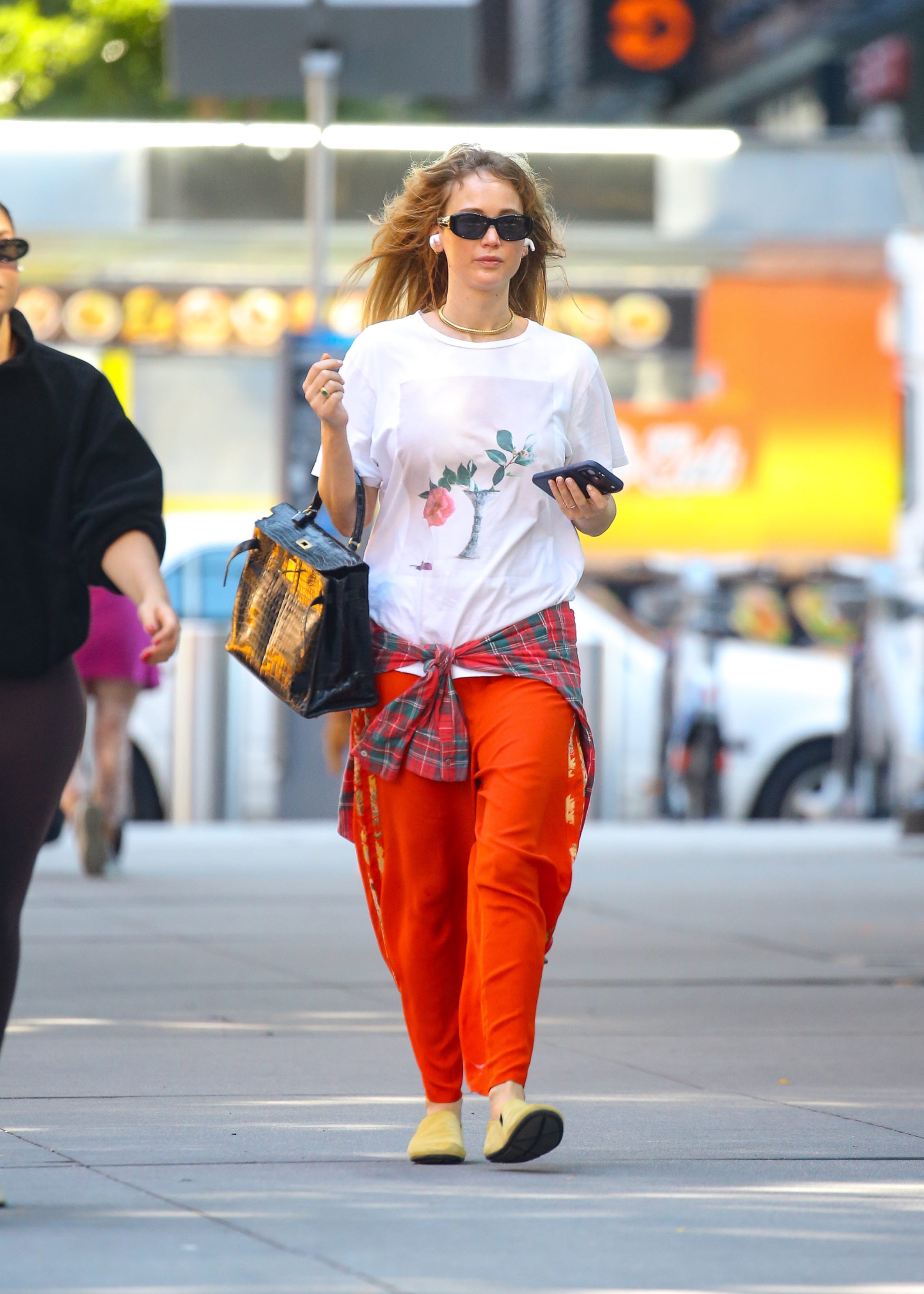 Jennifer Lawrence Makes a Flannel-Kelly Bag Pairing Look So Natural