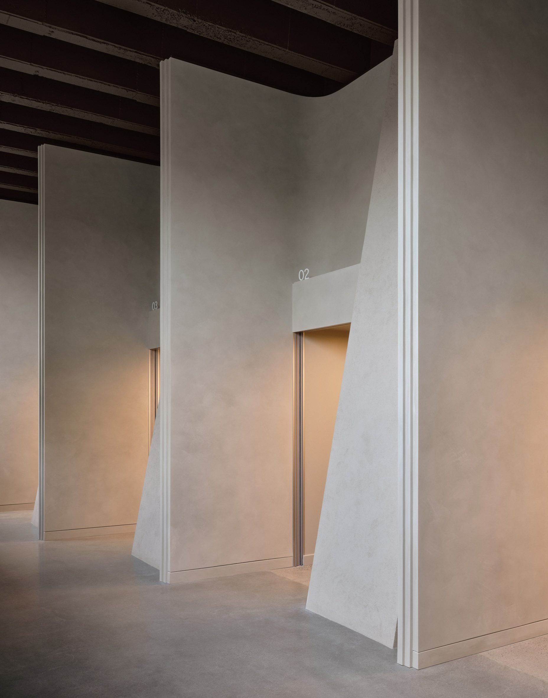 Ivy Studio creates "soothing" exotic animal clinic in brutalist Quebec bank · 图 3