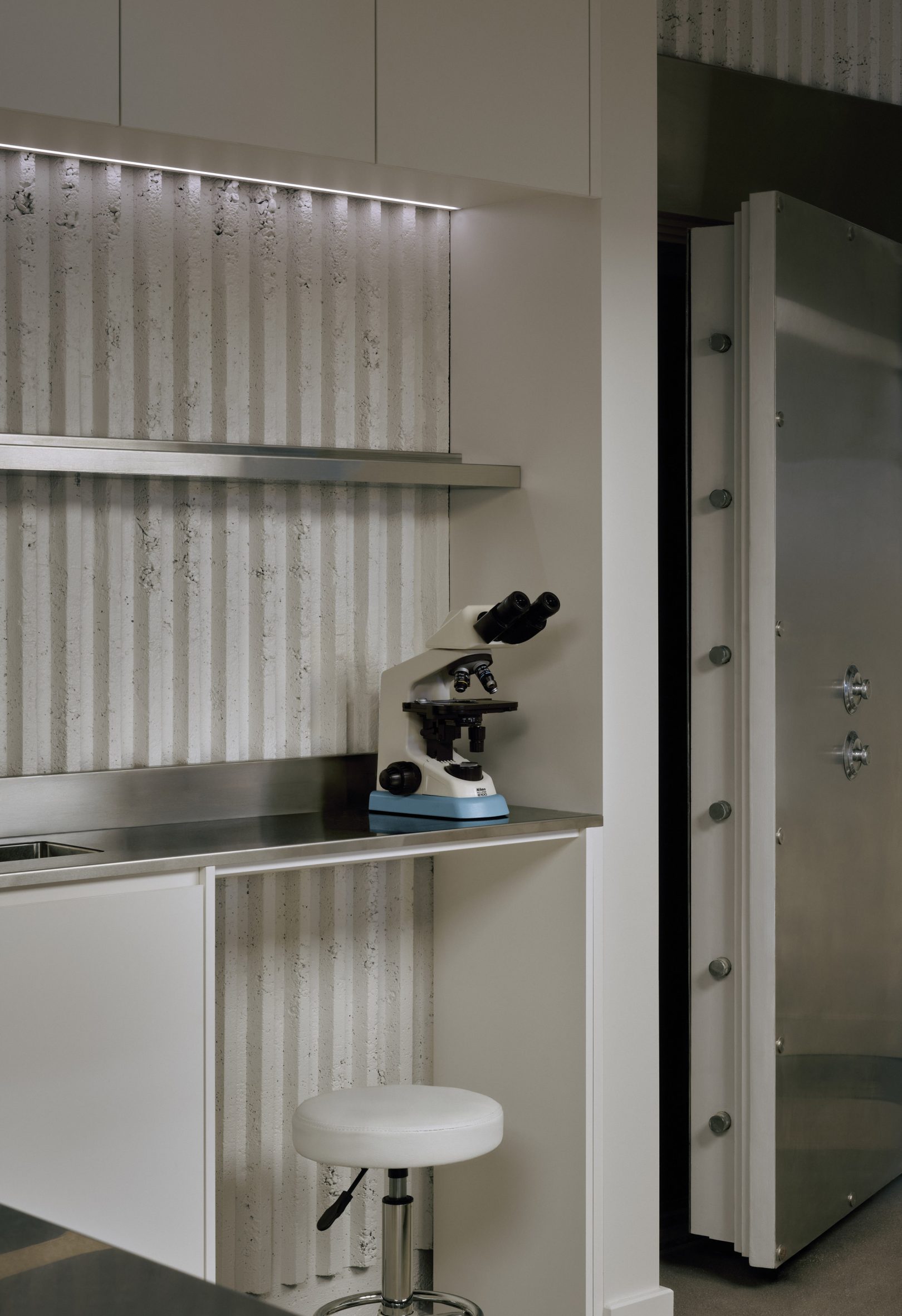 Ivy Studio creates "soothing" exotic animal clinic in brutalist Quebec bank · 图 10