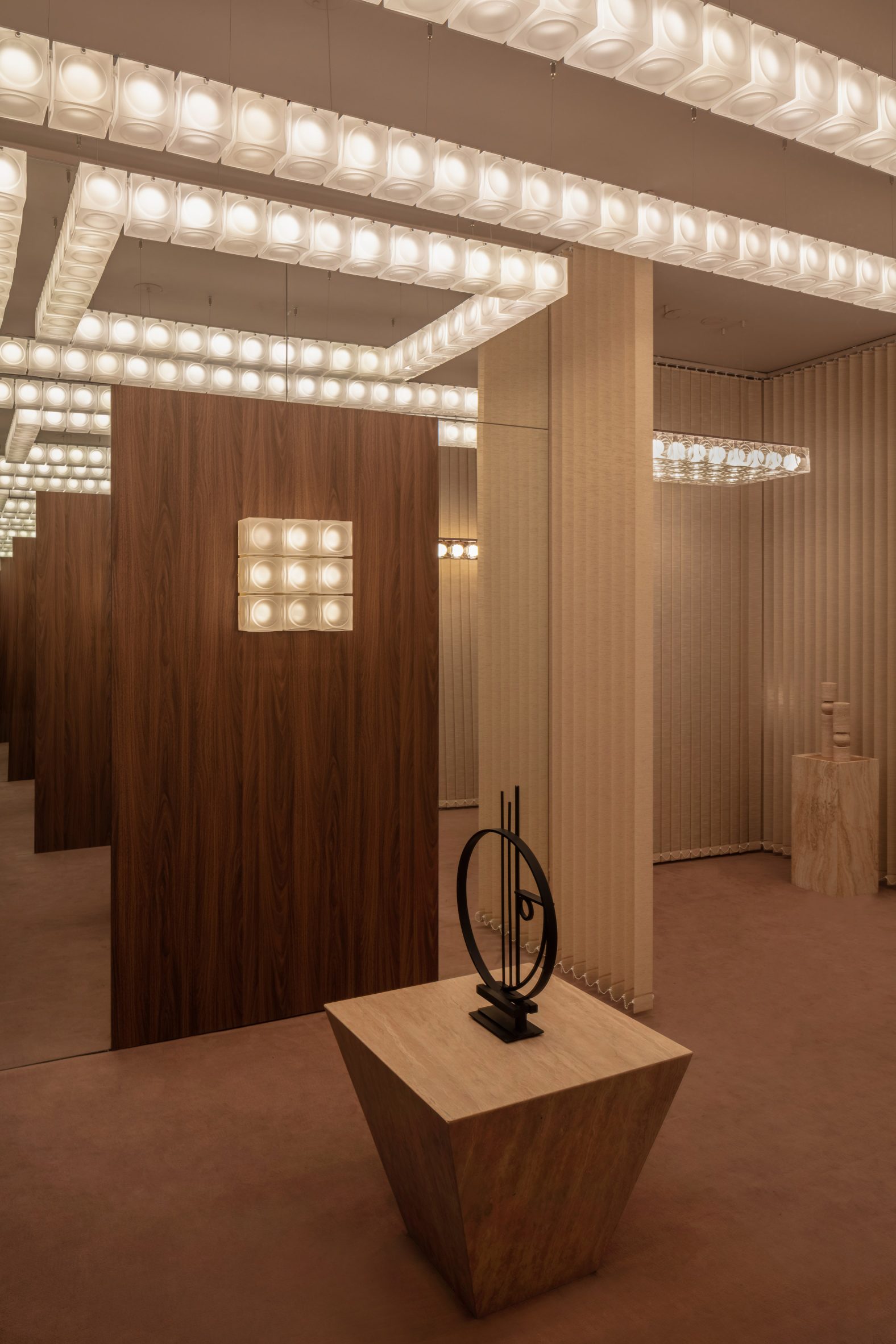 Lee Broom evokes 1970s glamour with The Chant Chambers installation · 图 3