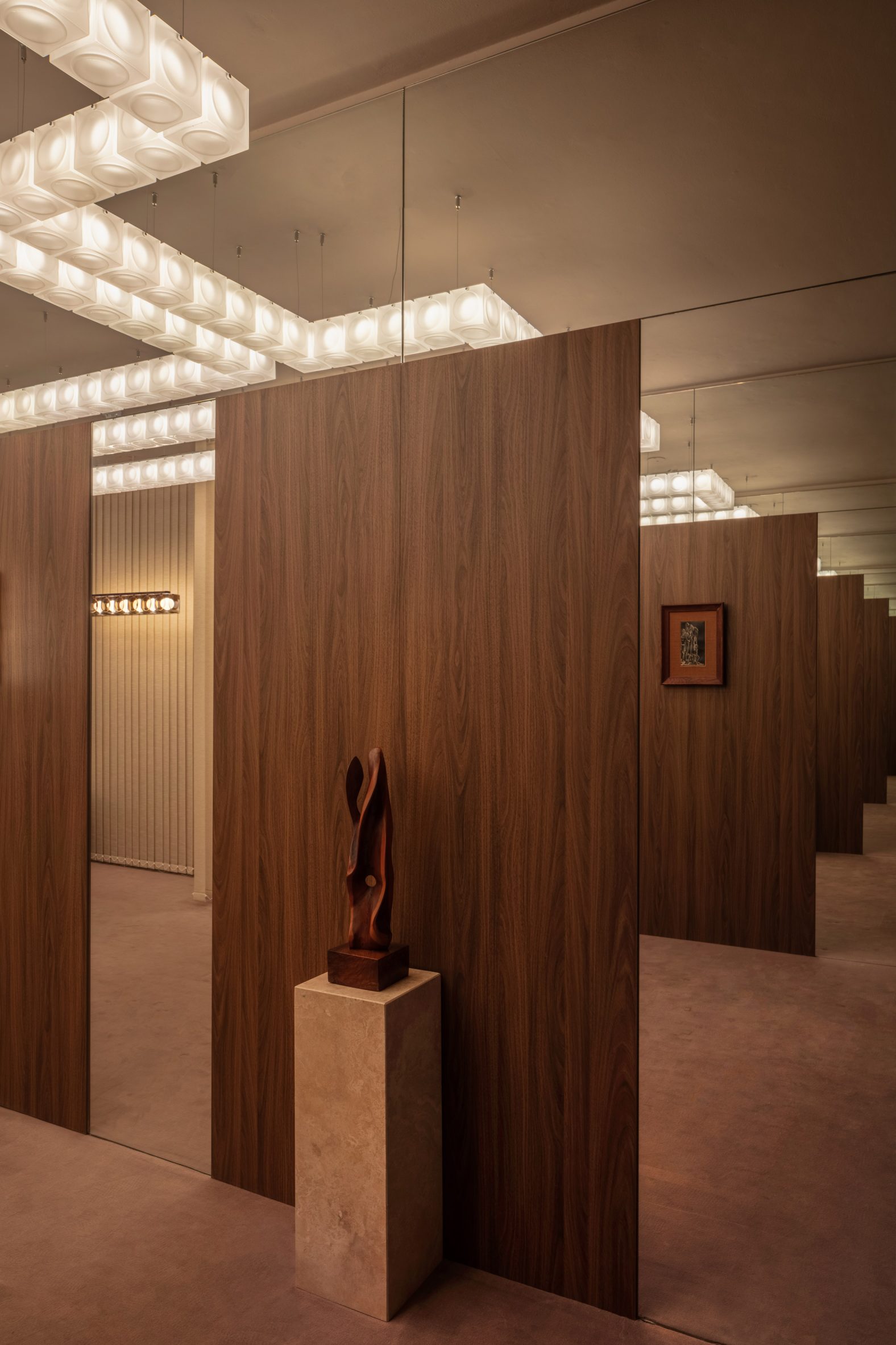 Lee Broom evokes 1970s glamour with The Chant Chambers installation · 图 4