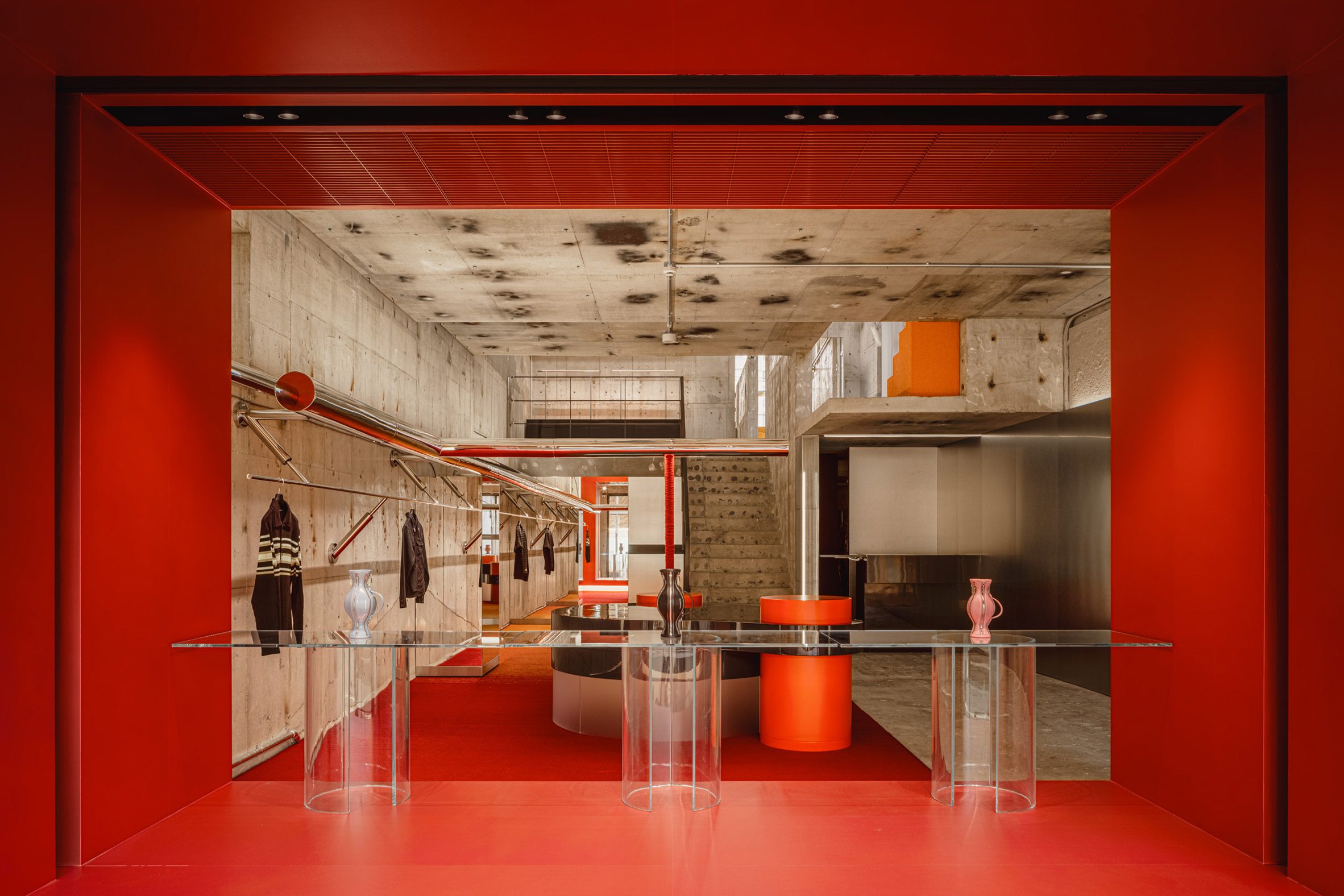 I IN contrasts concrete architecture with bright colours in Andersson Bell Tokyo store · 图 6