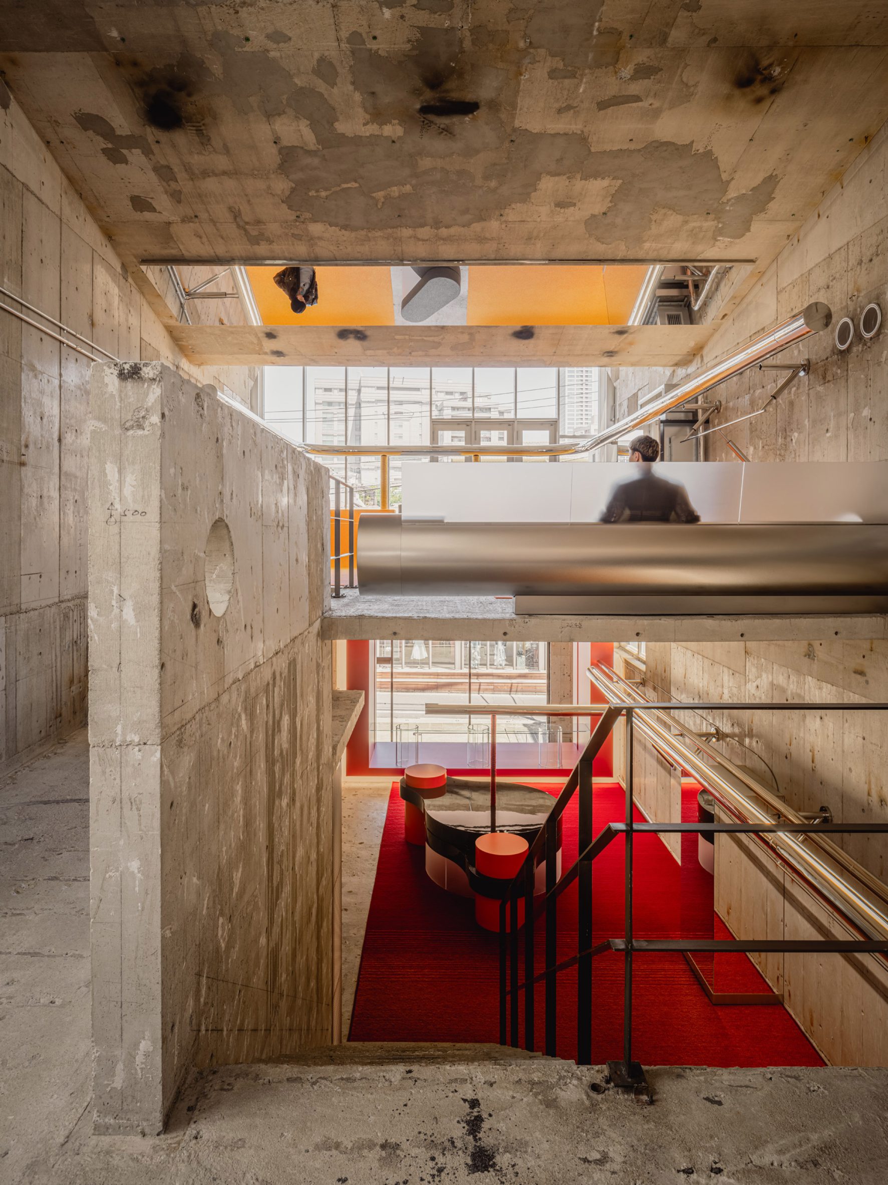 I IN contrasts concrete architecture with bright colours in Andersson Bell Tokyo store · 图 8