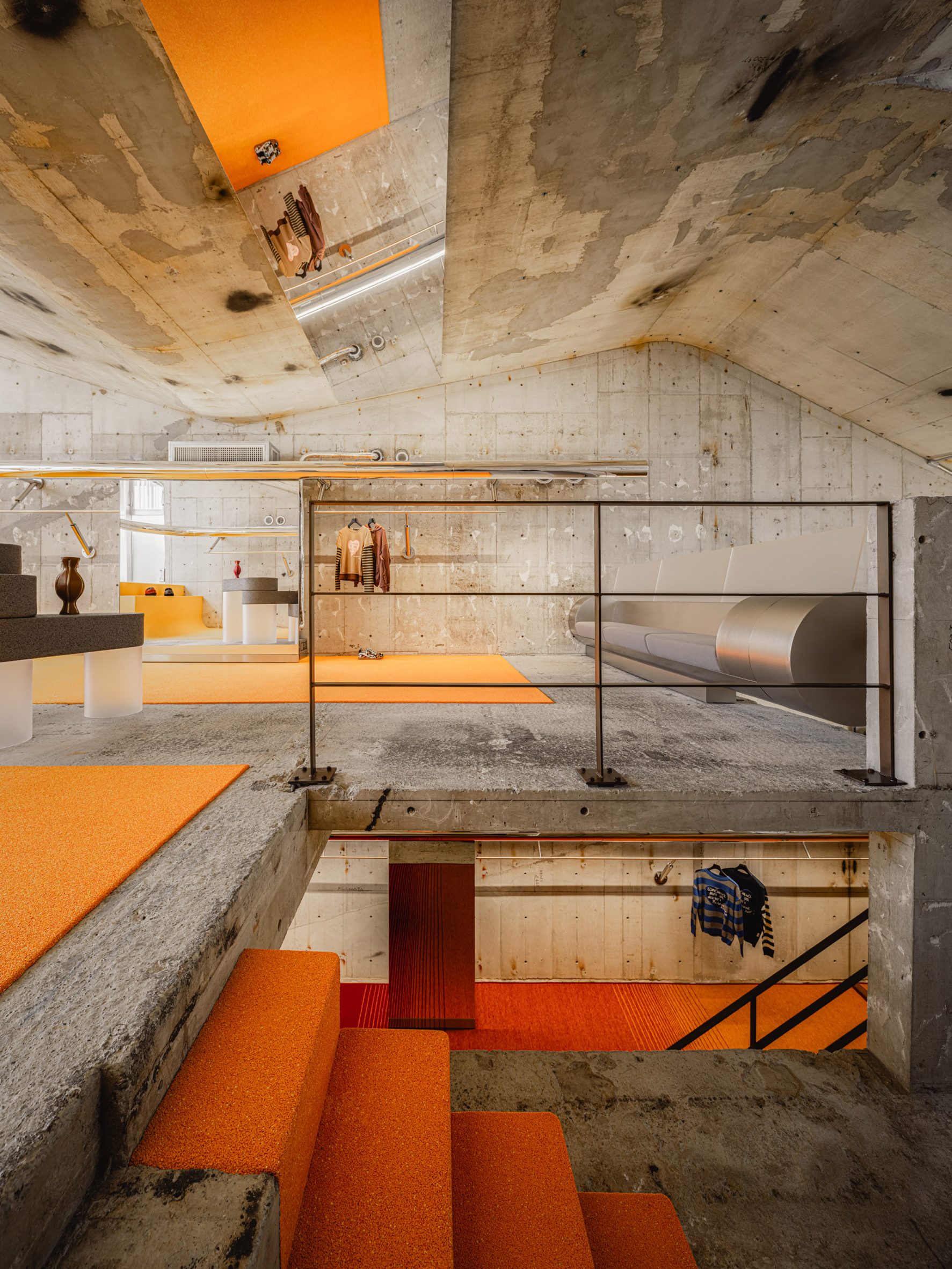 I IN contrasts concrete architecture with bright colours in Andersson Bell Tokyo store · 图 5