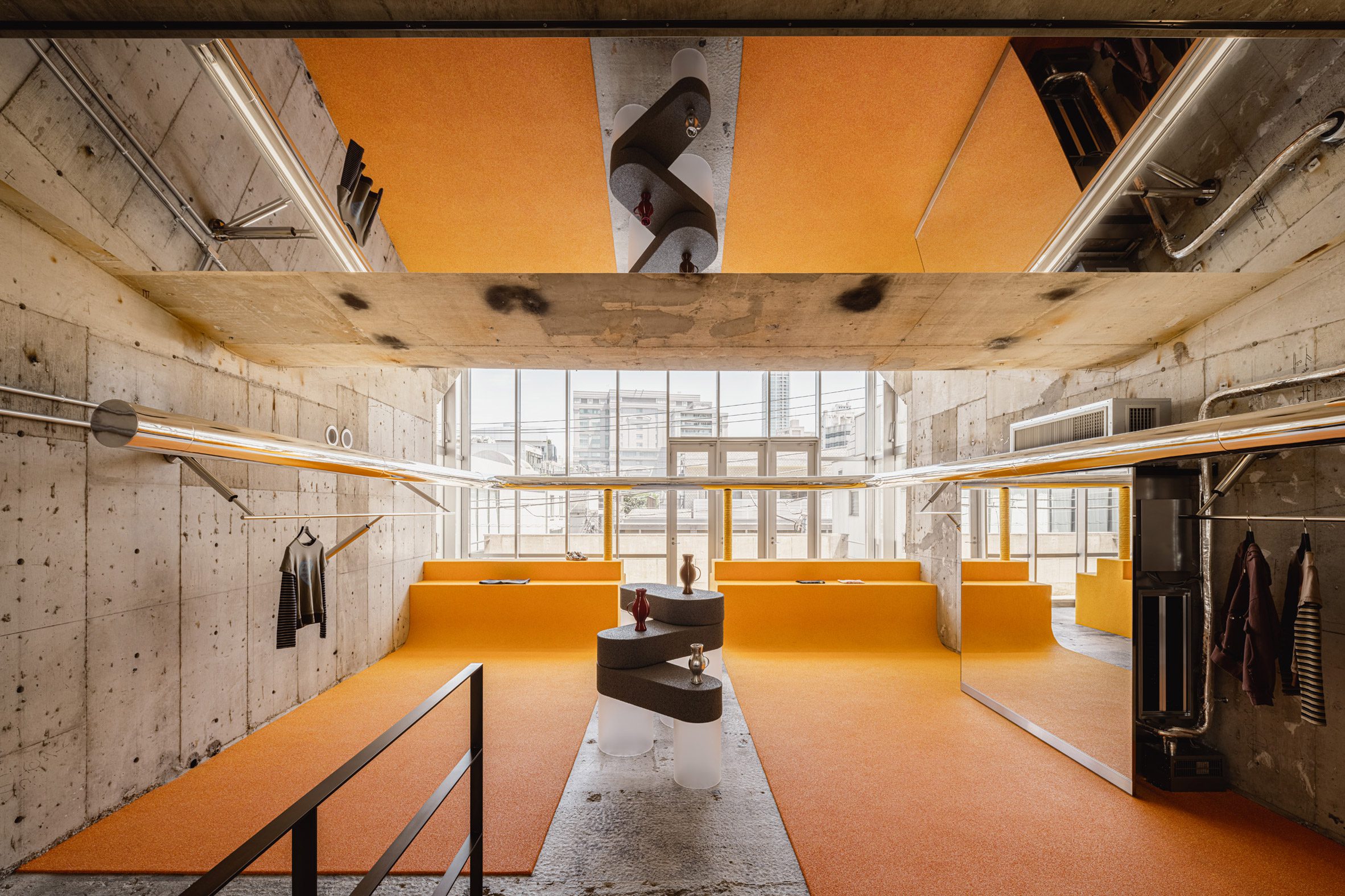 I IN contrasts concrete architecture with bright colours in Andersson Bell Tokyo store · 图 4