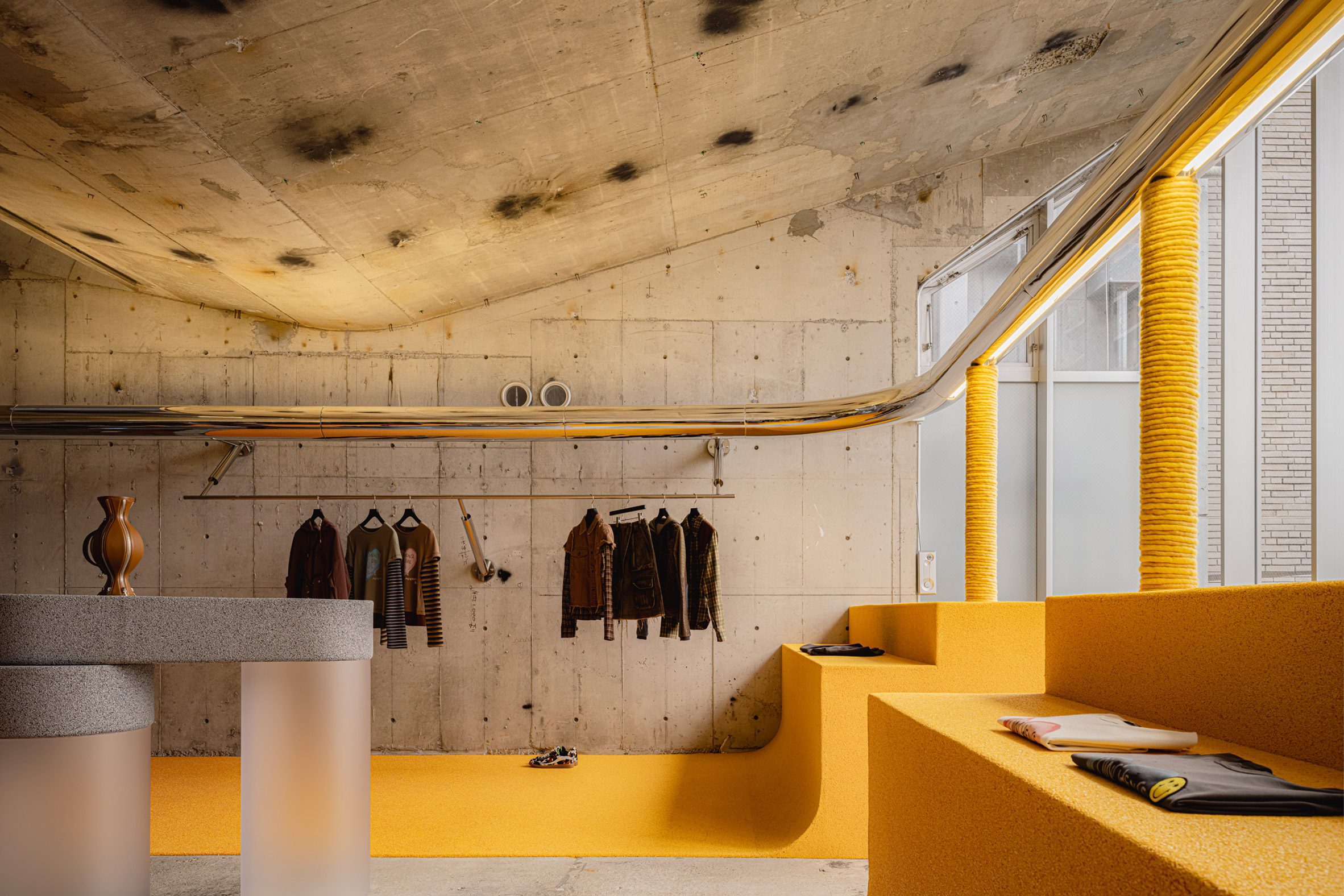 I IN contrasts concrete architecture with bright colours in Andersson Bell Tokyo store · 图 9