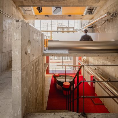 I IN contrasts concrete architecture with bright colours in Andersson Bell Tokyo store · 图 1