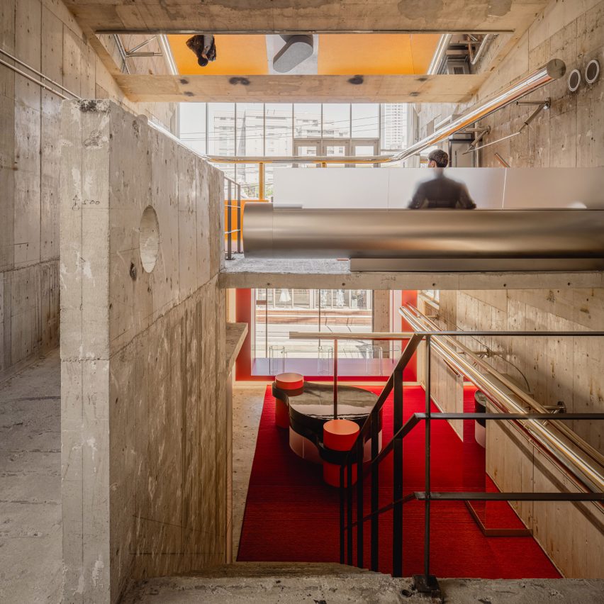 I IN contrasts concrete architecture with bright colours in Andersson Bell Tokyo store · 图 2
