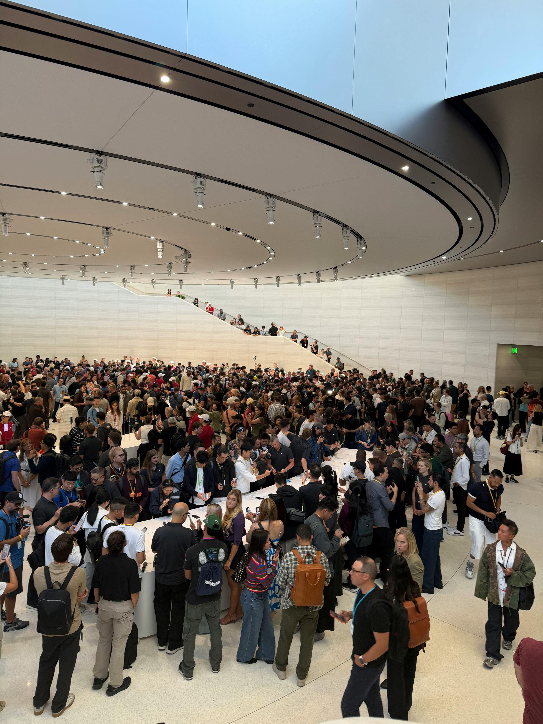 Apple’s Keynote Is Fashion Week for Tech People · 图 7