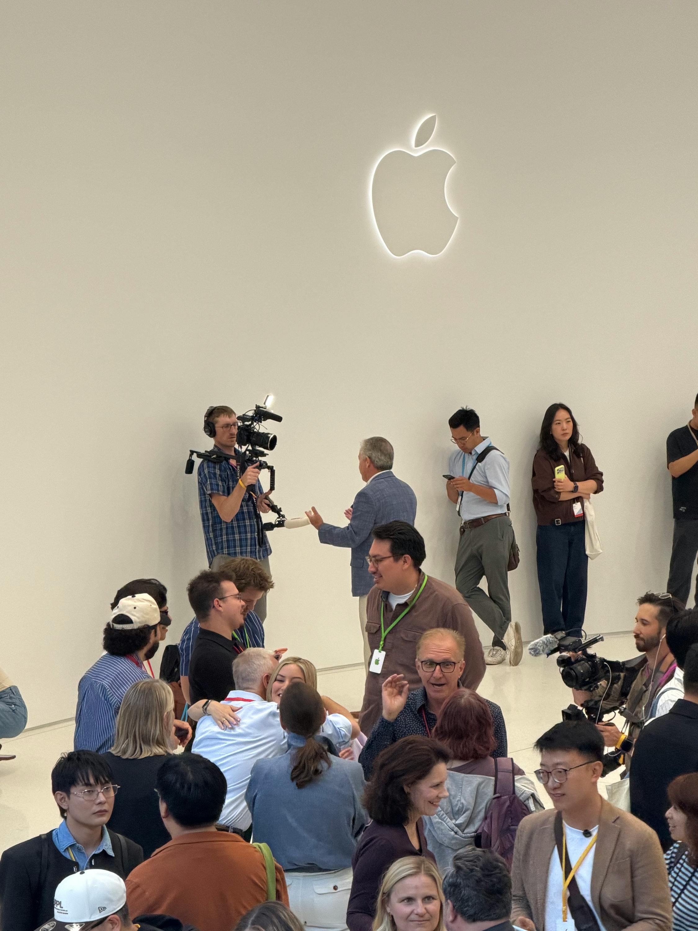 Apple’s Keynote Is Fashion Week for Tech People · 图 3