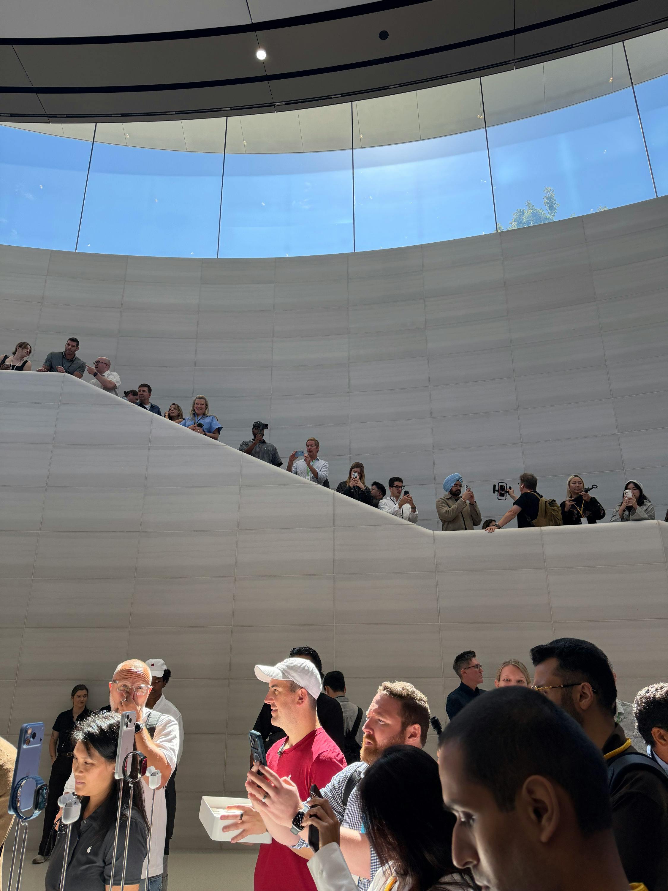 Apple’s Keynote Is Fashion Week for Tech People · 图 8