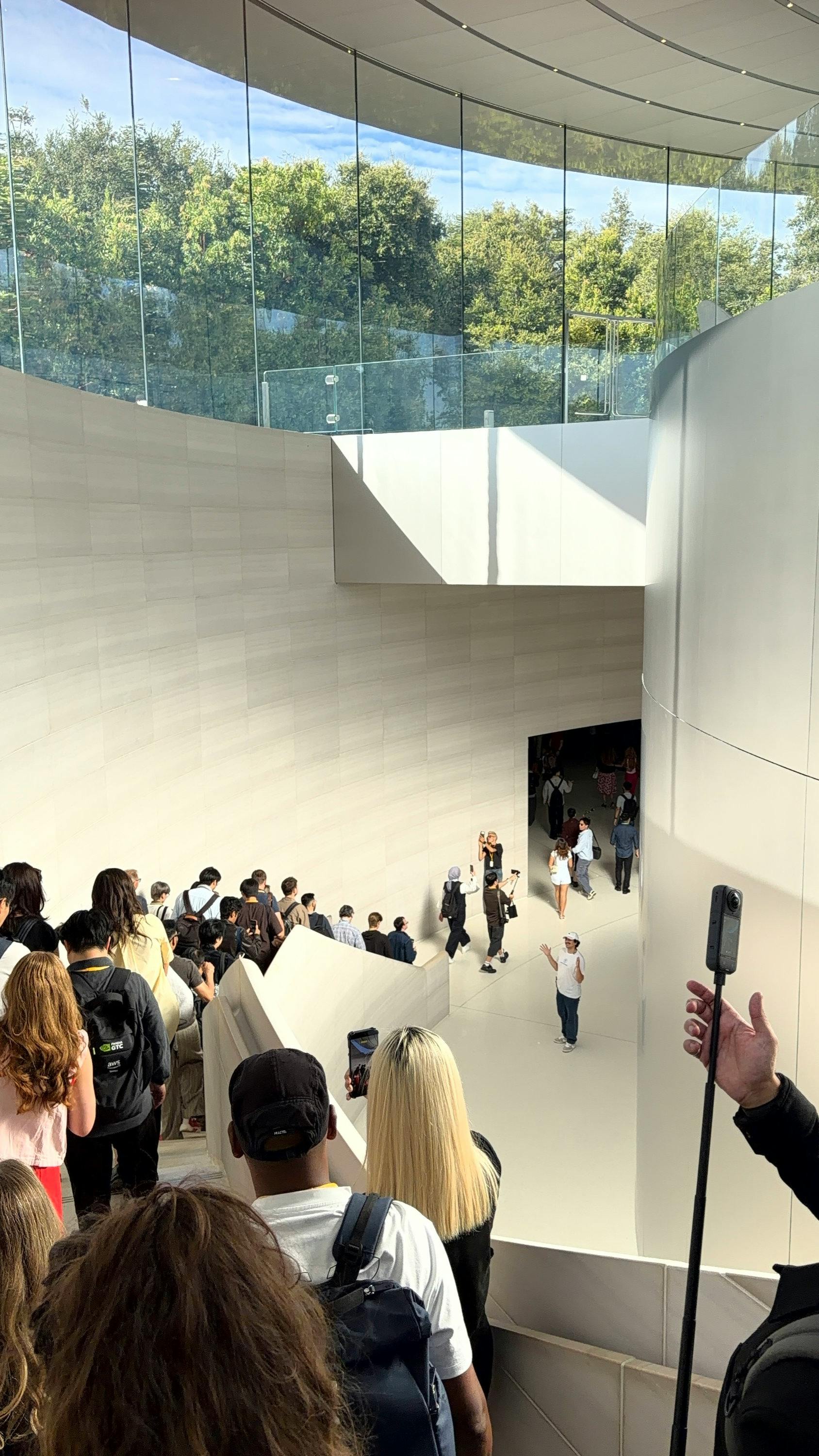 Apple’s Keynote Is Fashion Week for Tech People · 图 6