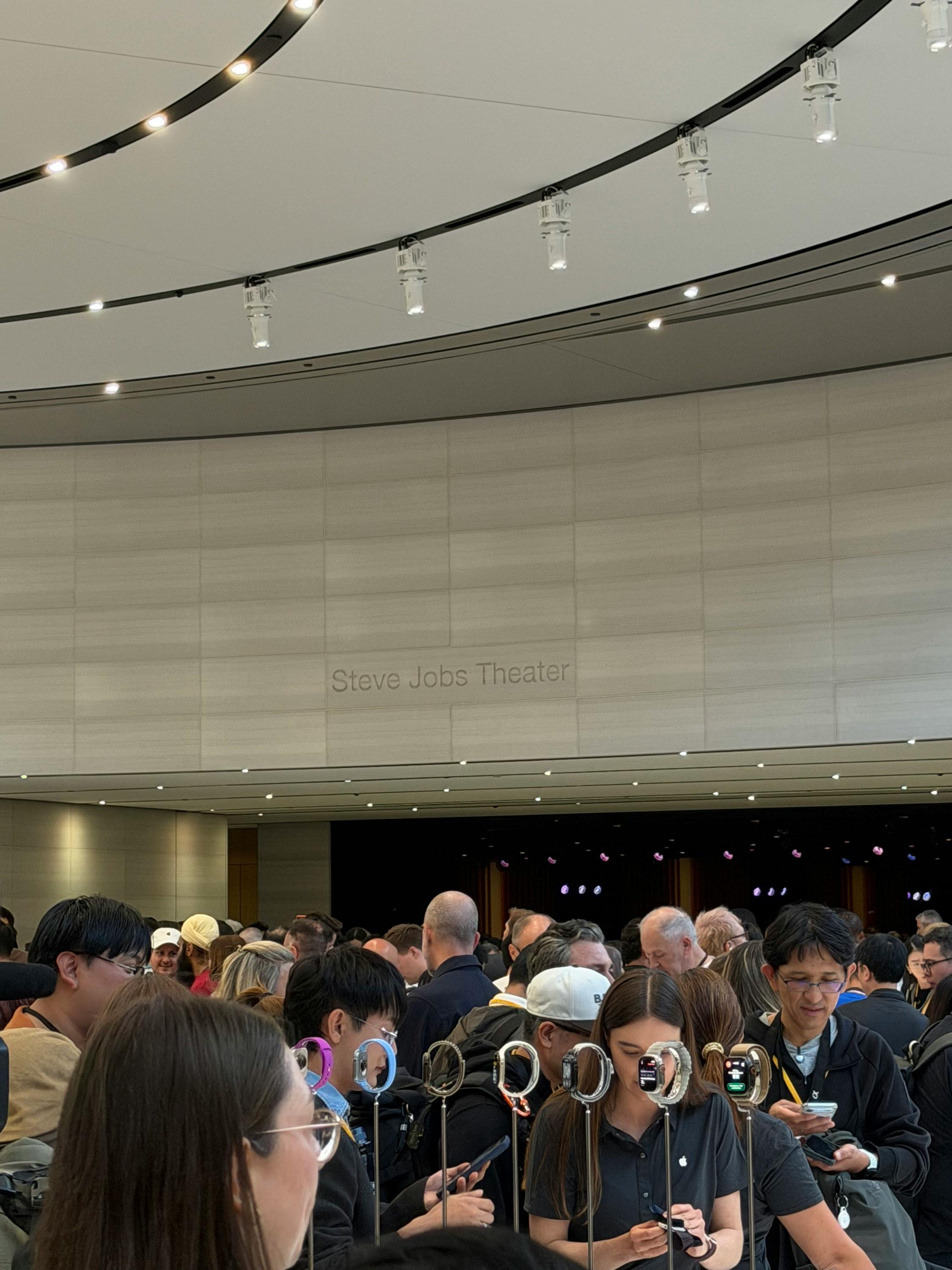 Apple’s Keynote Is Fashion Week for Tech People · 图 5